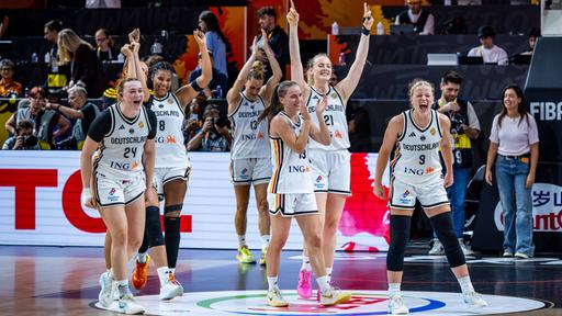 Die DBB-Frauen jubeln über ihren Sieg gegen Japan