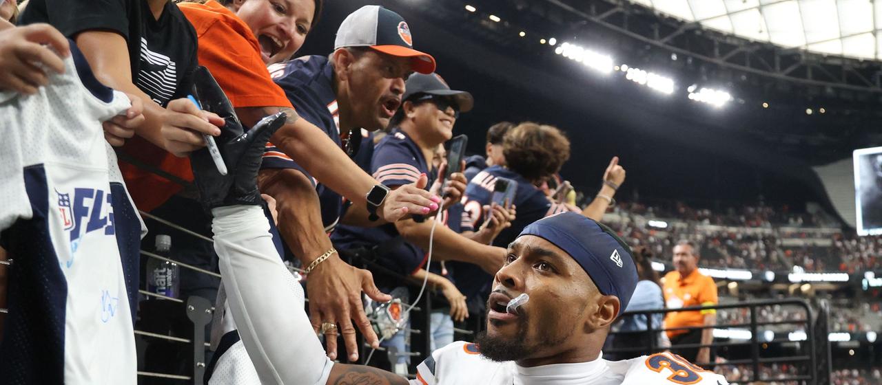 Jonathan Owens von den Bears feiert mit den Fans