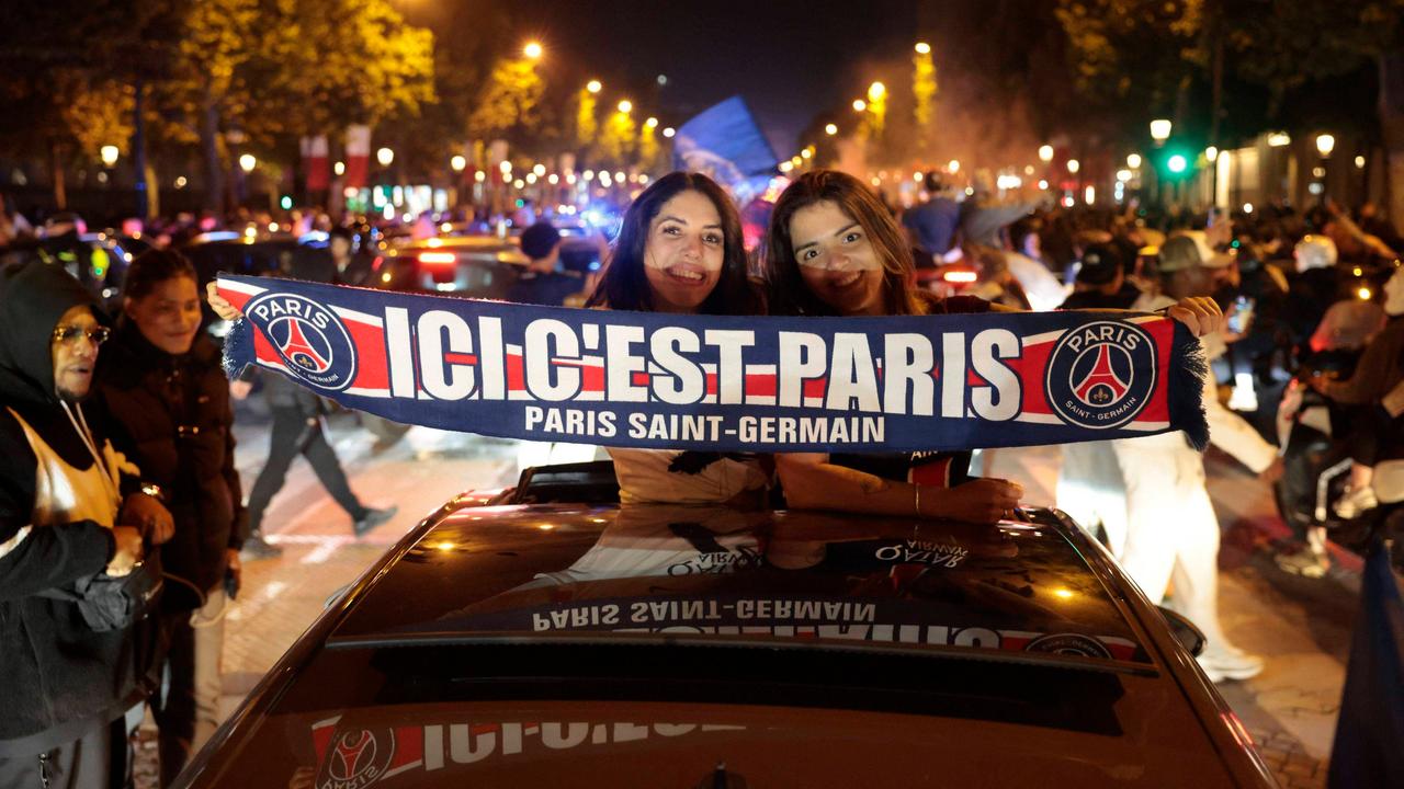 Einzug ins CL-Finale: PSG-Fans feiern Party auf den Champs-Elysees ...