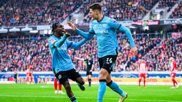Leverkusens Patrik Schick (r.) jubelt nach seinem Tor zum 1:3 mit Leverkusens Jeremie Frimpong (l.).