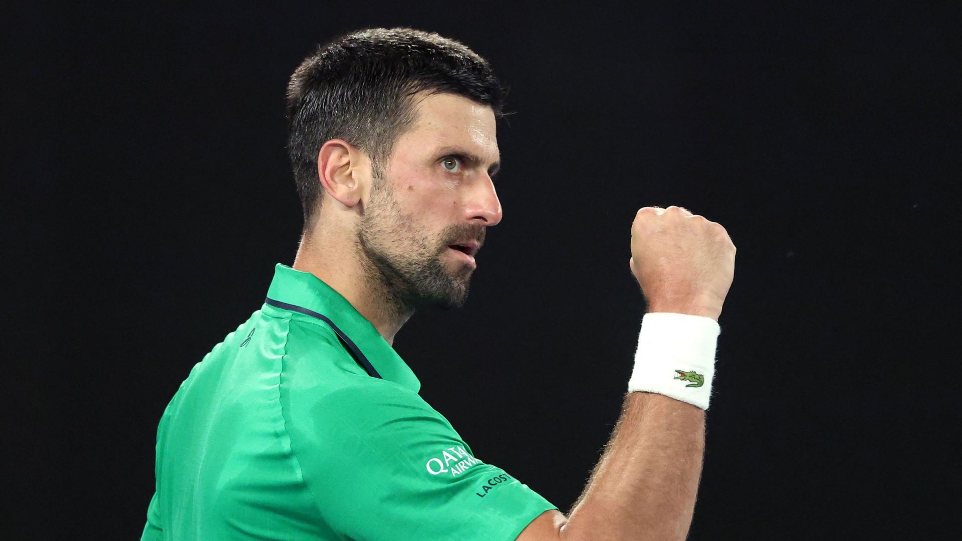 Novak Djokovic hebt die Faust im Spiel gegen Jannik Sinner | AFP