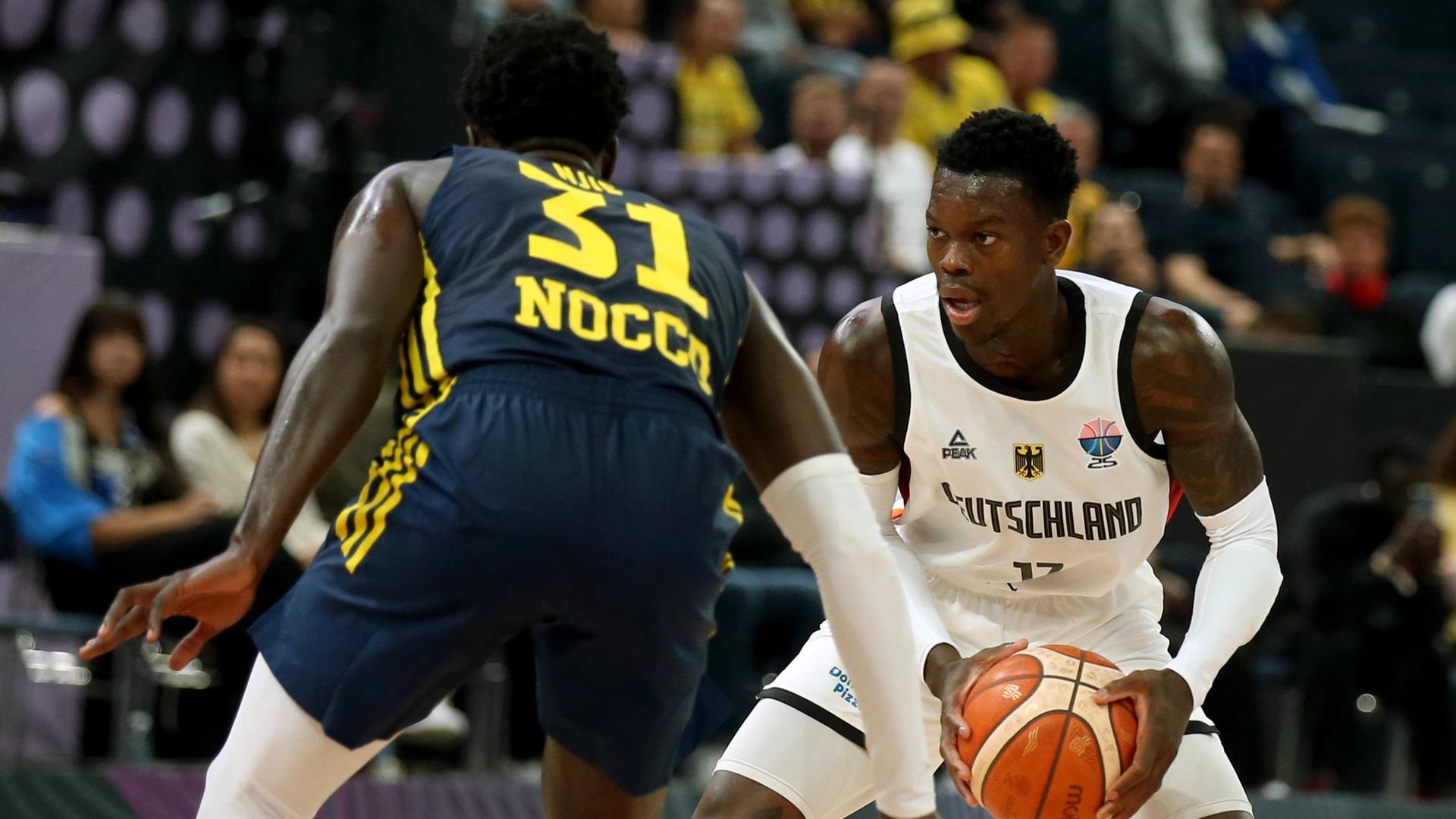Dennis SchrÃ¶der am Ball (r.) | dpa