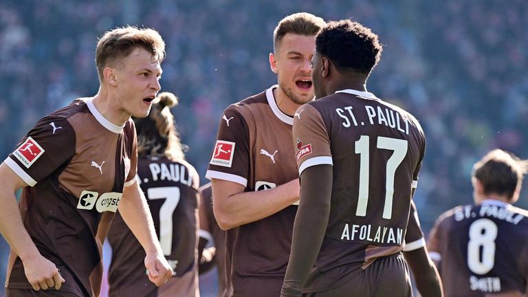 St. Paulis Spieler bejubeln einen Treffer