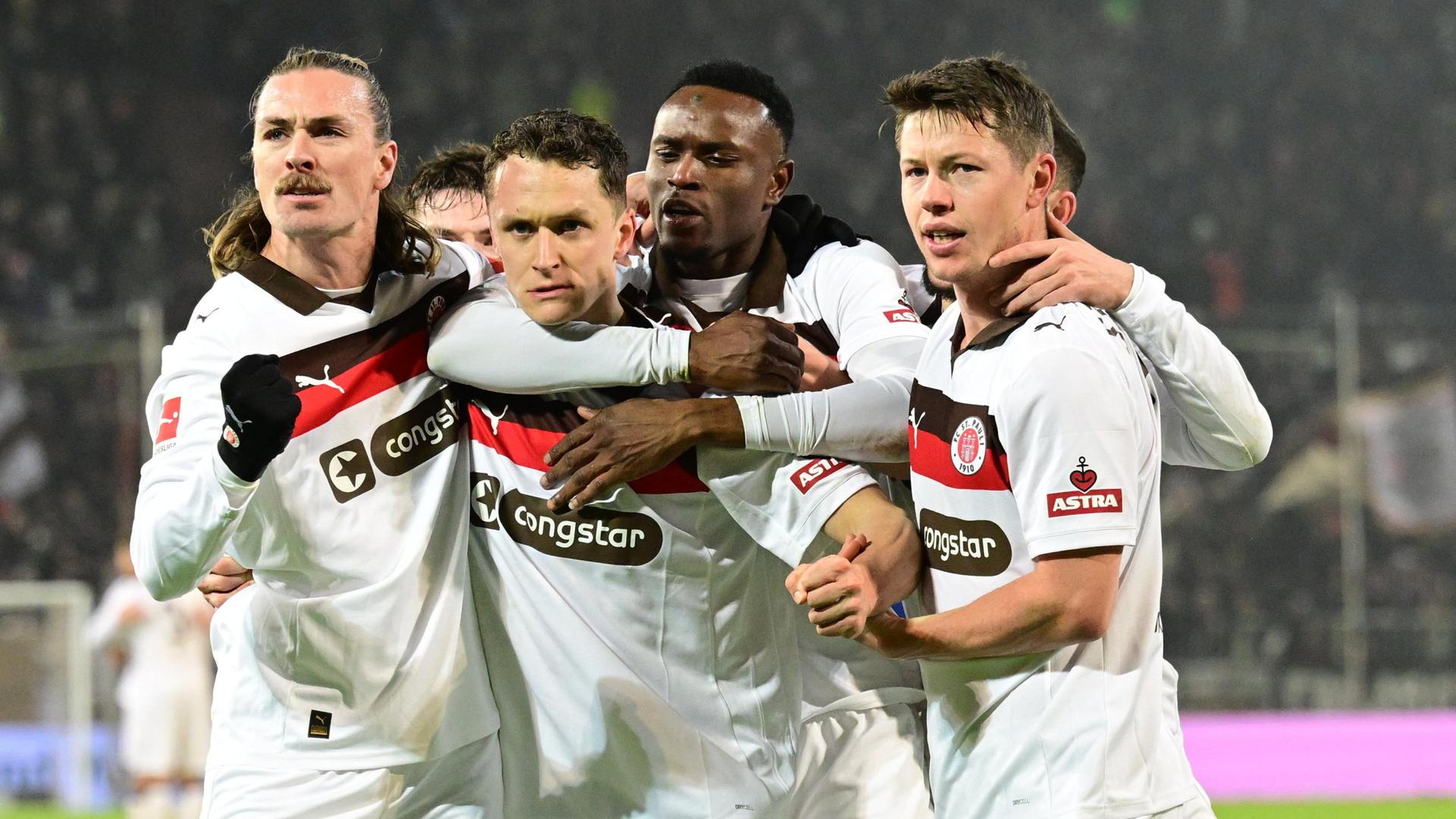 St. Pauli bejubelt den Ausgleich gegen RB Leipzig | Witters