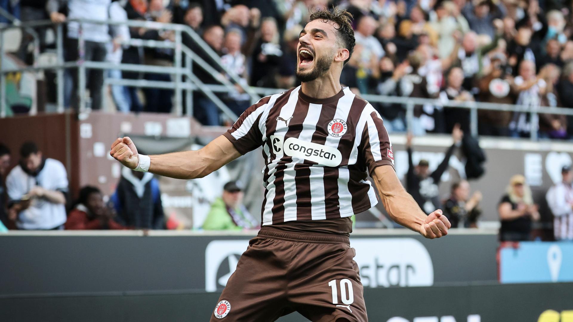 Fußballprofi Daniel Sinani vom FC St. Paul jubelt im Bundesligaspiel gegen den FC Augsburg | dpa/Charisius