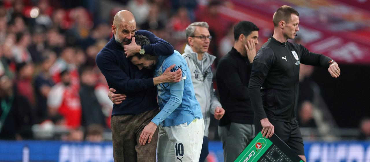 Pep Guardiola dhe Rayan Cherki pas zëvendësimit të tij