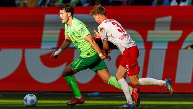 Jonas Wind im Zweikampf mit Jan Schöppner