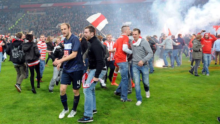 Herthas Roman Hubnik umgeben von Fortuna-Fans 2012 | imago Herthas Roman Hubnik umgeben von Fortuna-Fans 2012