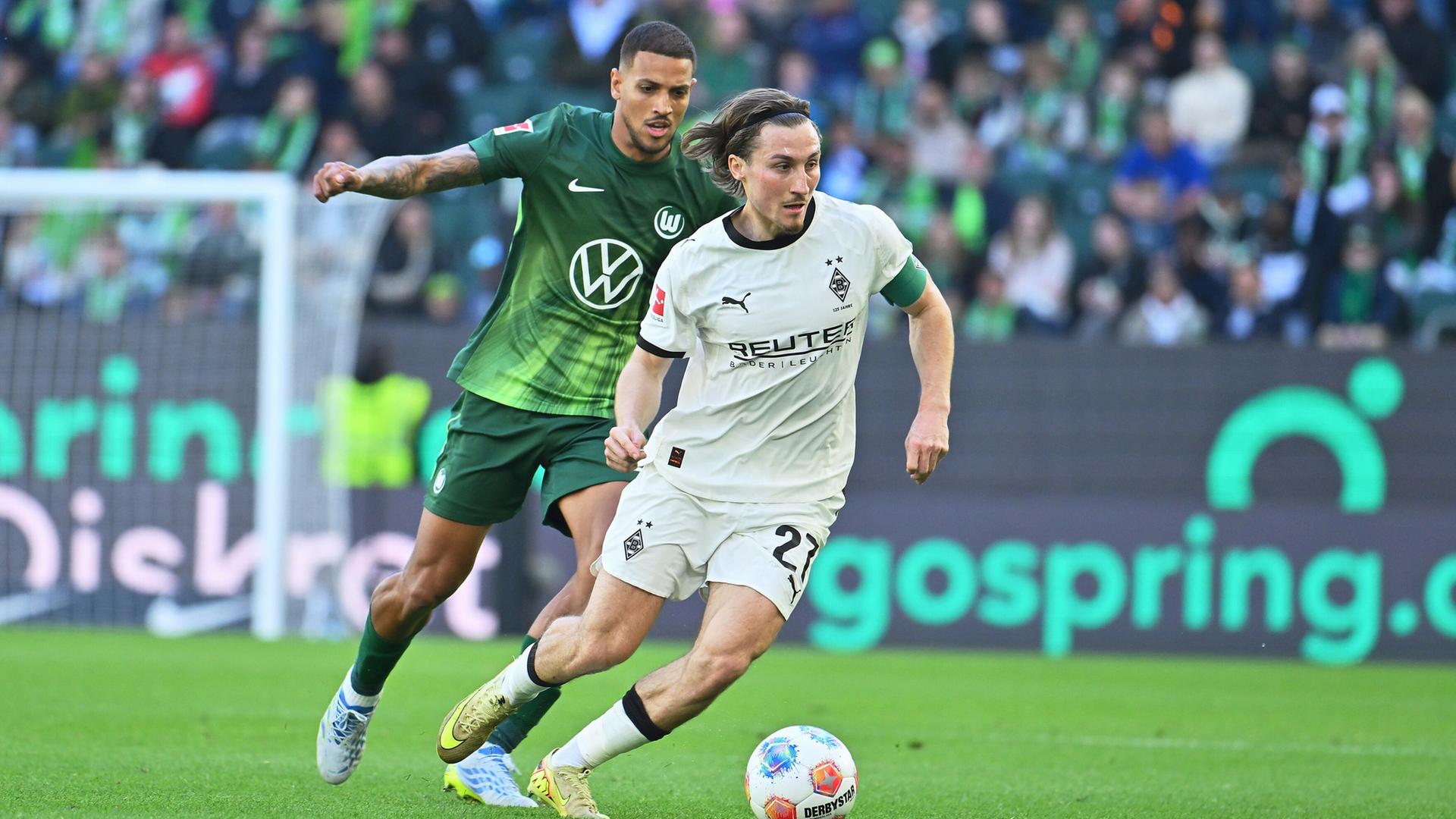 Gladbachs Rocco Reitz (v.) dribbelt um Wolfsburgs Vinicius Souza vorbei | picture alliance/dpa | Swen Pförtner