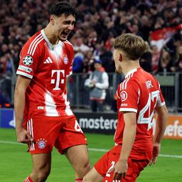 Aleksandar Pavlovic feiert mit Lennart Karl über sein erstes Tor für Bayern München