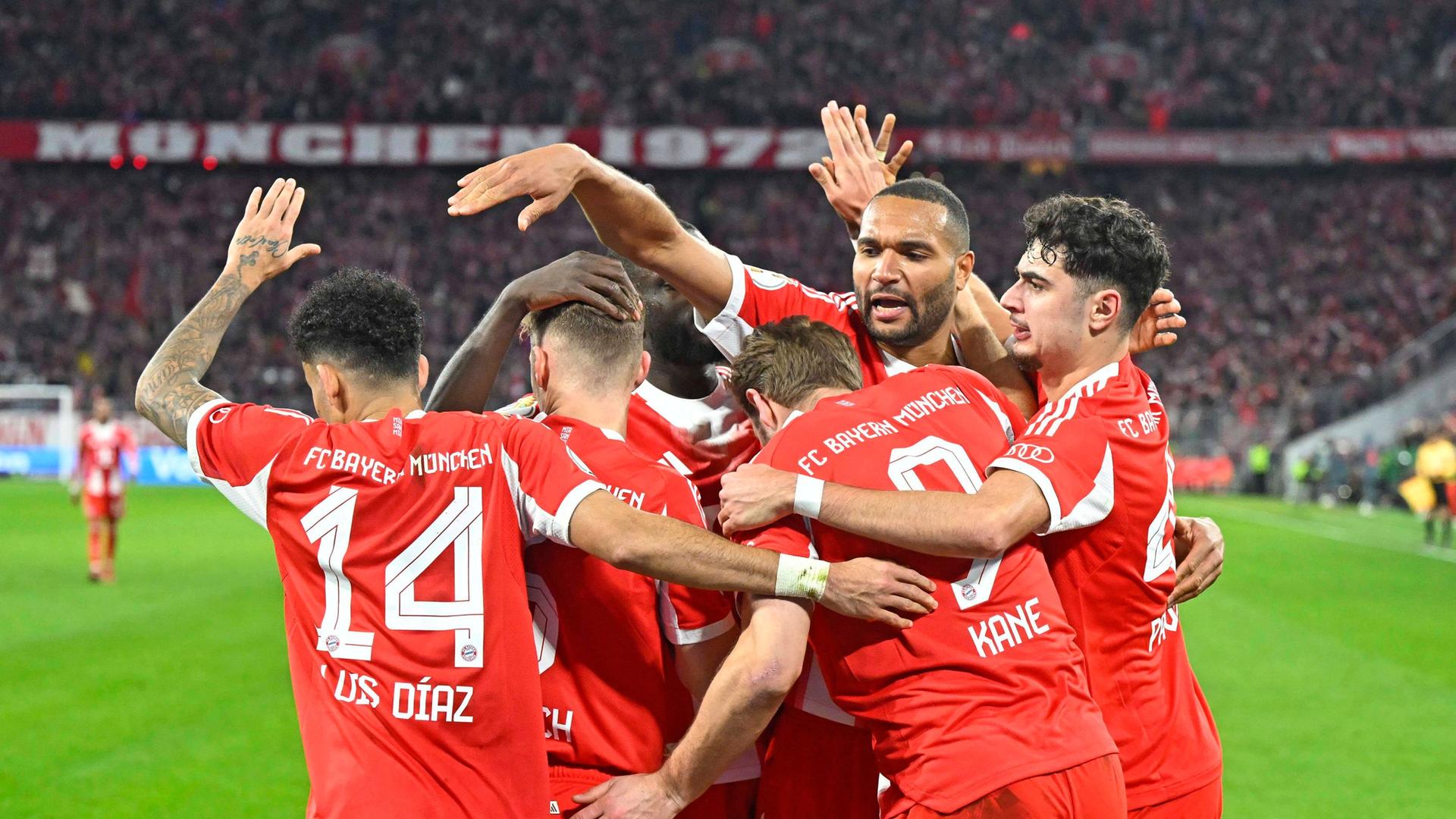 Bayerns Harry Kane bejubelt seinen Treffer mit den Teamkollegen | IMAGO / MIS