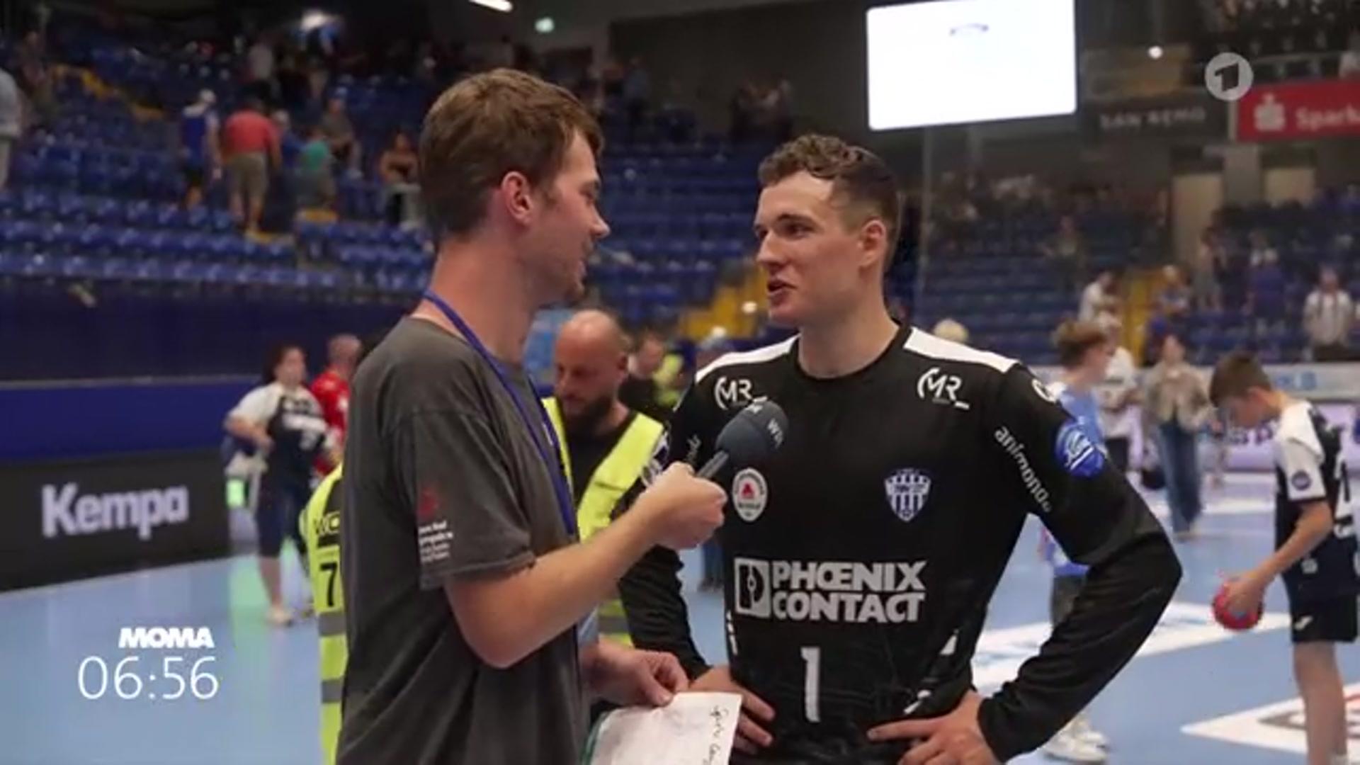 Simon Lepping (l.) im Interview mit Lemgo-Torwart Constantin Möstl | Sportschau
