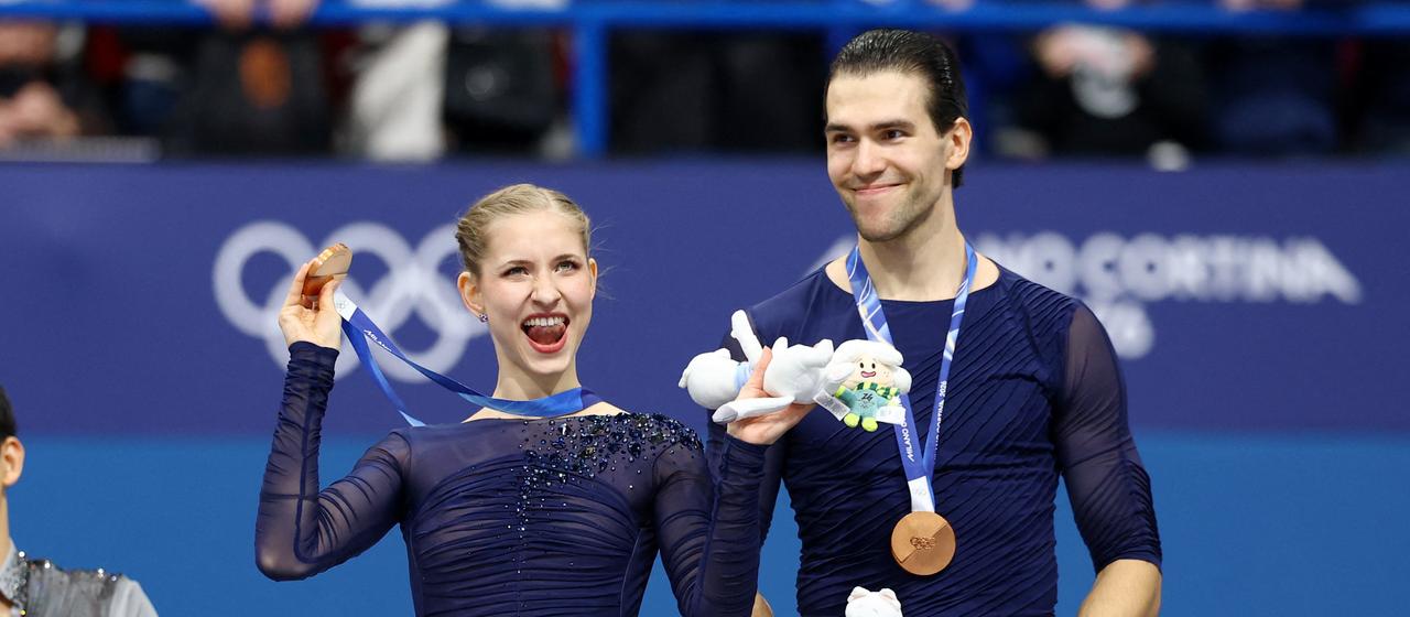 Minerva Hase und Nikita Volodin bei der Siegerehrung