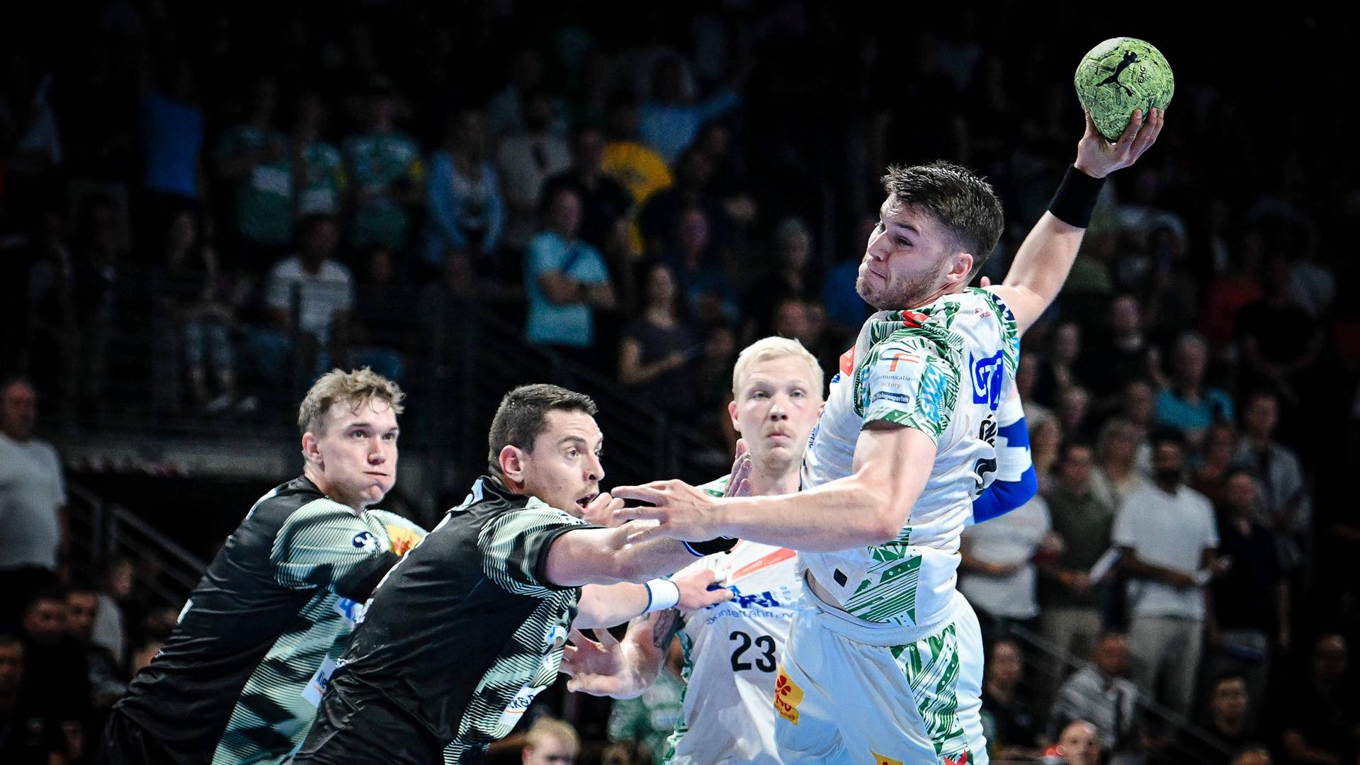 Elvar Oern Jonsson setzt zum Sprungwurf an | IMAGO/Jan Hübner/Daniel Lakomski