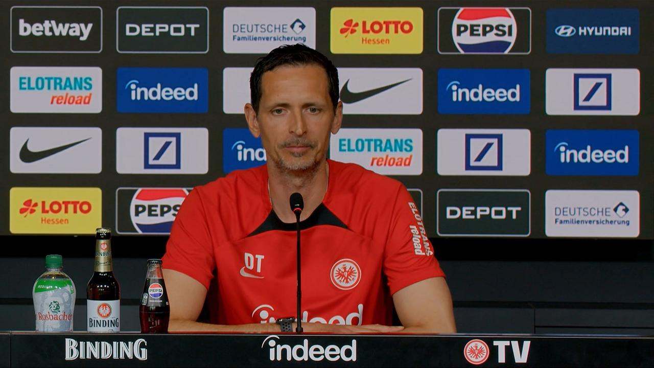 Dino Toppmöller, Trainer von Eintracht Frankfurt, während einer Pressekonferenz | ARD