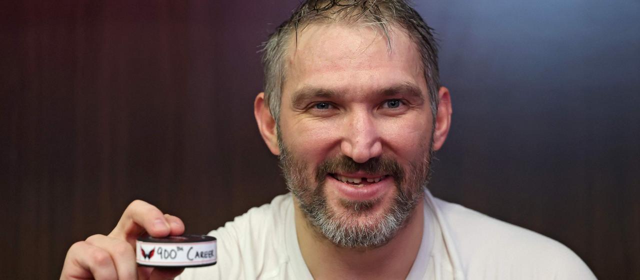 Alex Ovechkin von den Washington Capitals mit dem Puck nach seinem 900. Tor in der NHL im Spiel gegen die St. Louis Blues