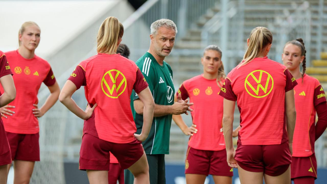 DFB-Frauen lösen WM-Ticket: Kaderentscheidungen stehen an