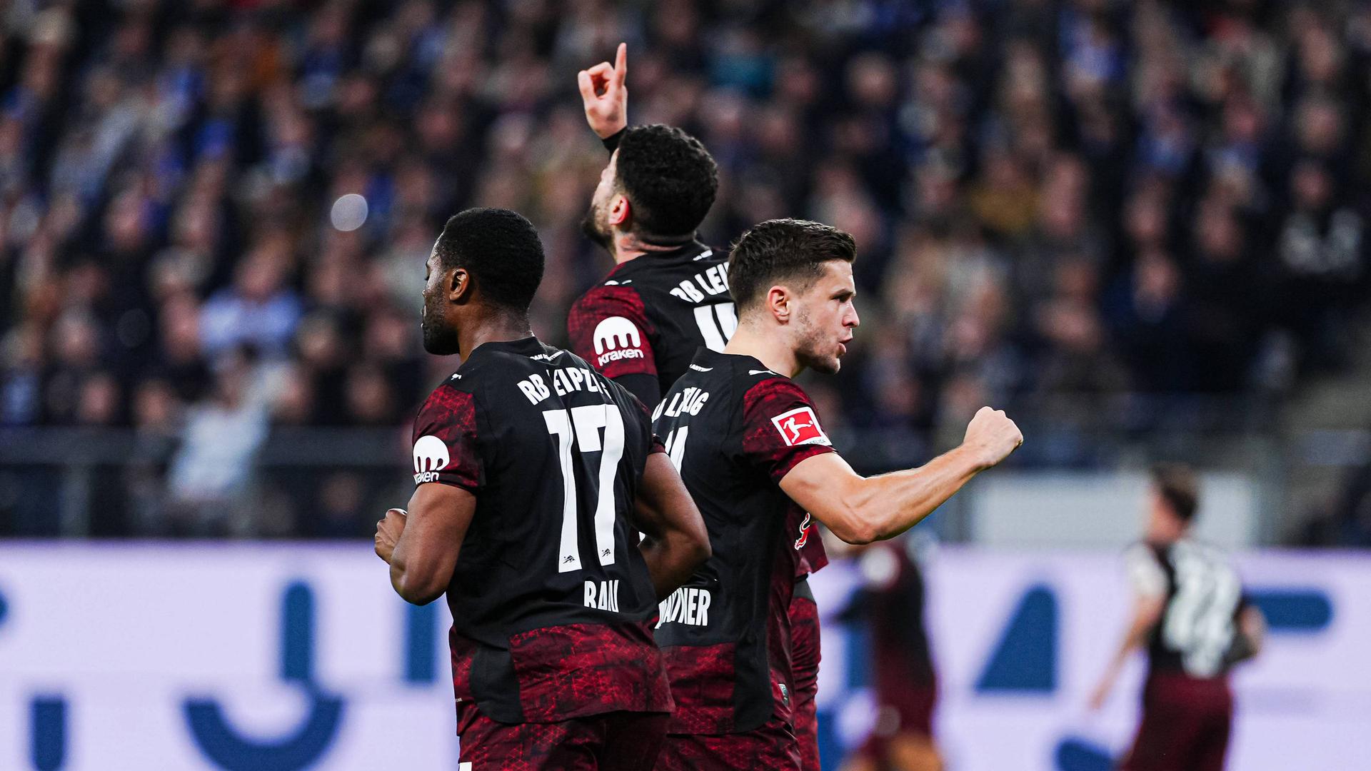 Ridle Baku (l.), Romulo (m.) und Christoph Baumgartner bejubeln einen Leipziger Treffer | IMAGO/Eibner