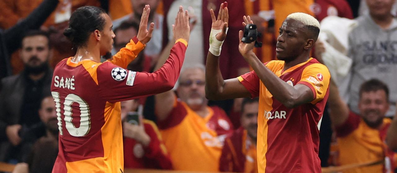 Victor Osimhen feiert mit Leroy Sane im Champions-League-Spiel gegen Bodo Klimt | REUTERS Victor Osimhen feiert mit Leroy Sane im Champions-League-Spiel gegen Bodo Klimt