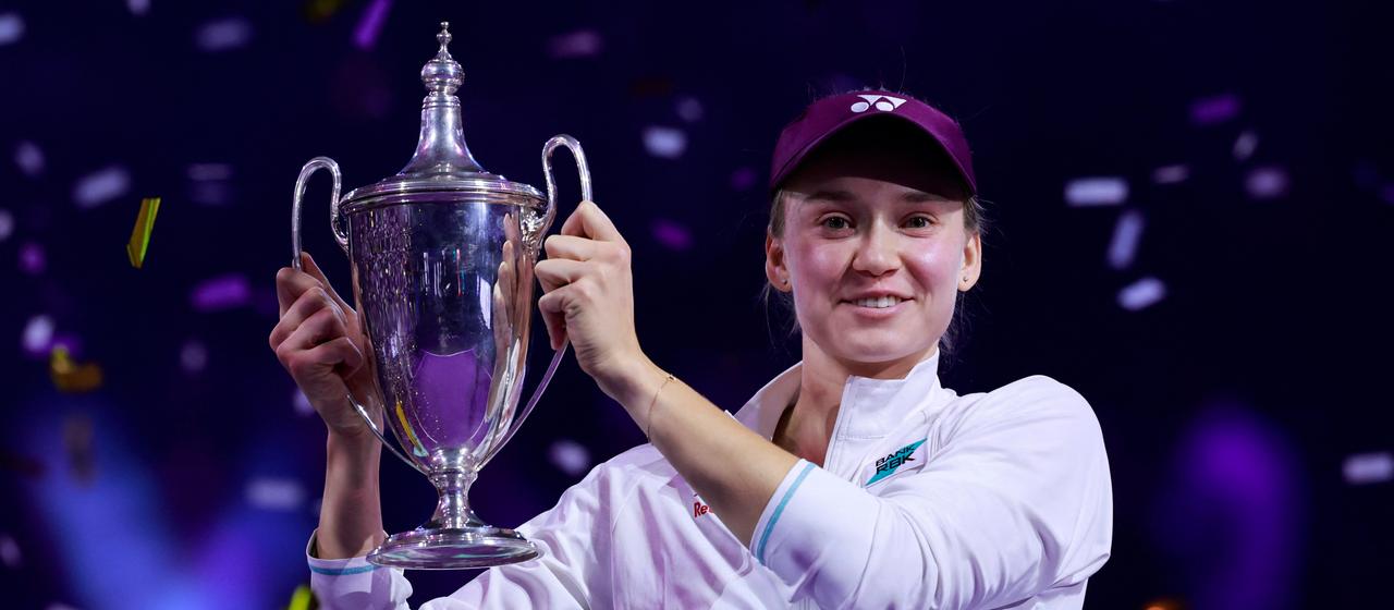 Elena Rybakina überreicht den Pokal