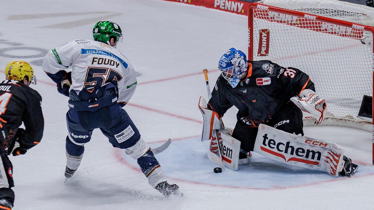 Eisbären gewinnen 2:0 in Frankfurt, Neffin hält einen Penalty