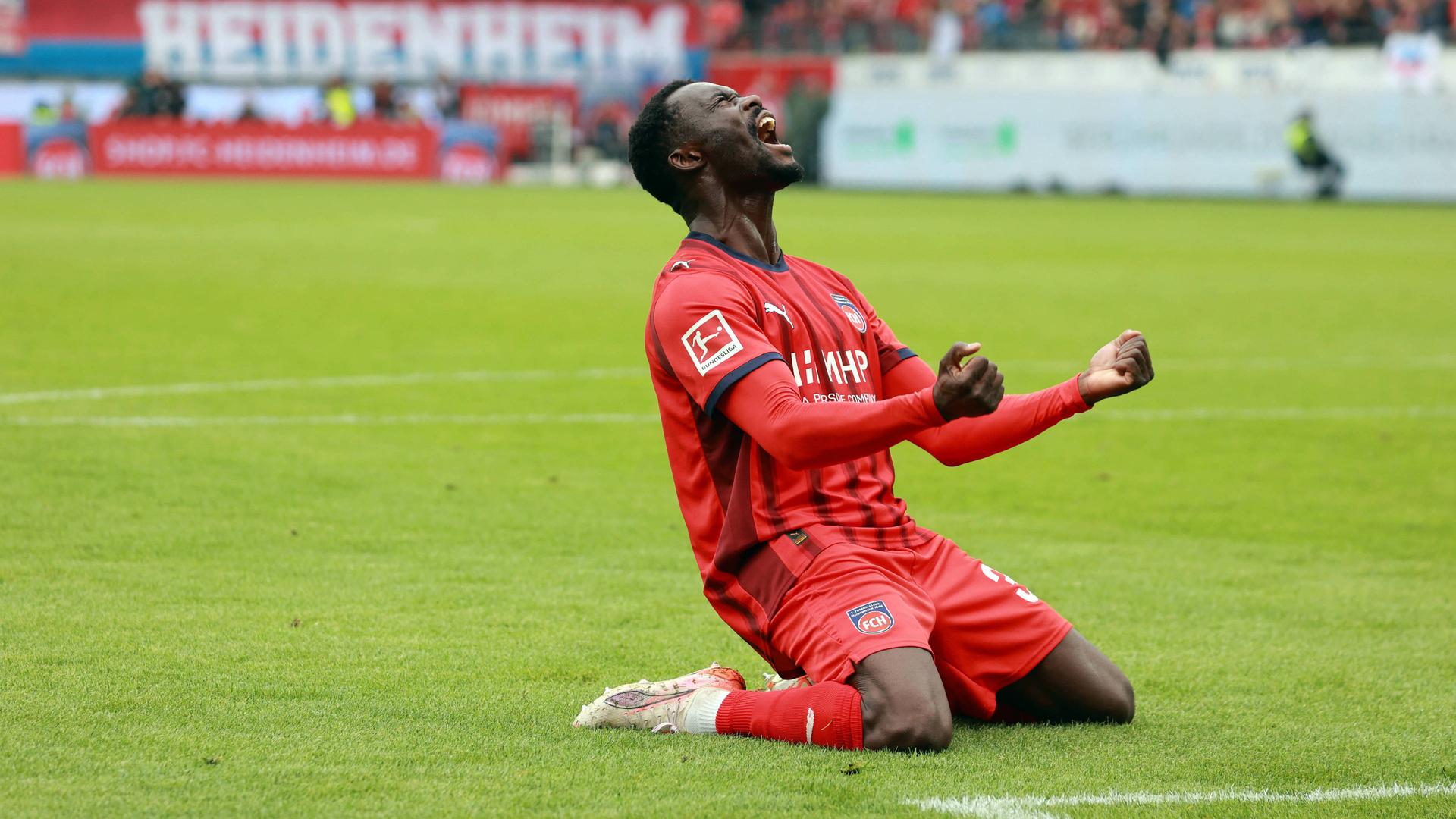 Fußballprofi Sirlord Conteh vom 1. FC Heidenheim bejubelt eine Bundesligator gegen Augsburg | imago/Rudel
