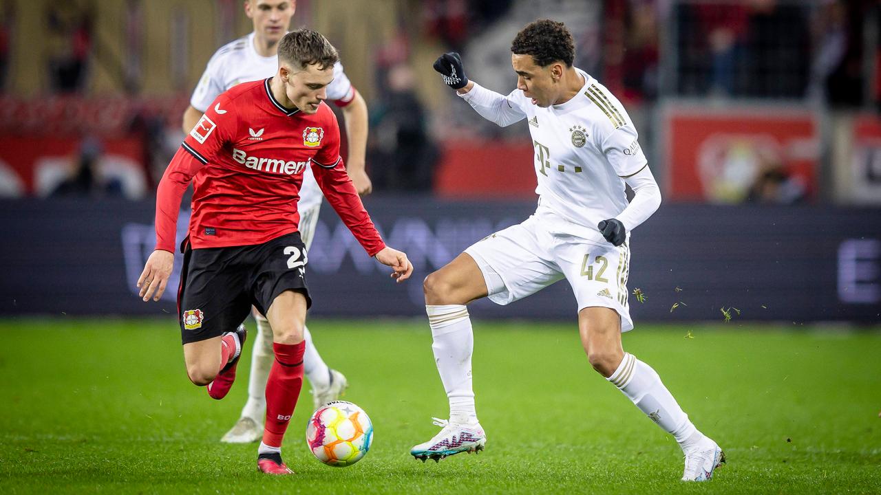 Die beiden deutschen Top-Talente im Zweikampf: Florian Wirtz (l.) und Jamal Musiala | IMAGO/Beautiful Sports