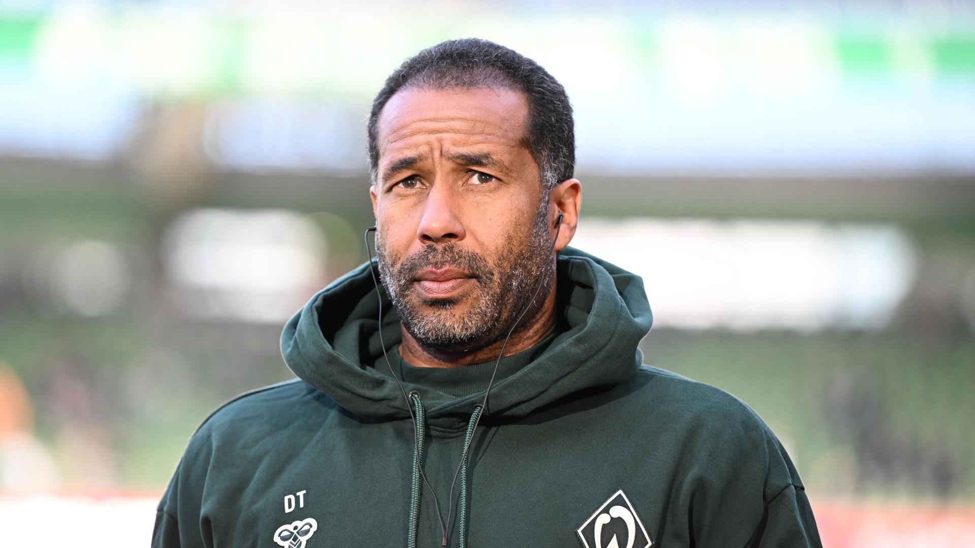 Bremens Trainer Daniel Thioune betritt das Stadion | Carmen Jaspersen/dpa