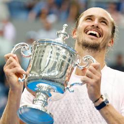 Alexander Zverev reckt die US-Open-Trophäe in die Höhe