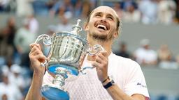 Alexander Zverev reckt die US-Open-Trophäe in die Höhe
