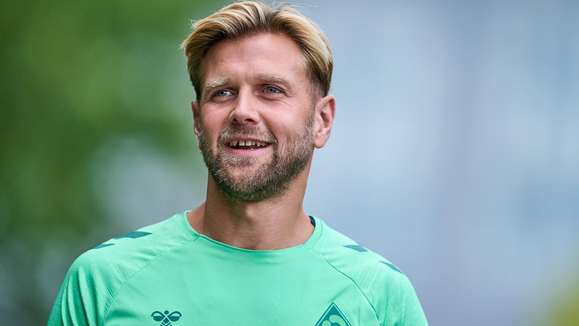Werders Fußball-Profi Niclas Füllkrug strahlt auf dem Weg zu seiner ersten Trainingseinheit nach seiner Rückkehr. | Gumzmedia | Andreas Gumz