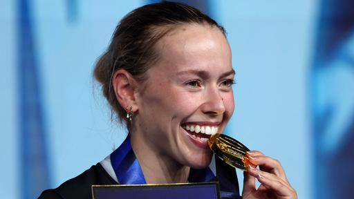 Larissa Eifler feiert mit ihrer WM-Medaille