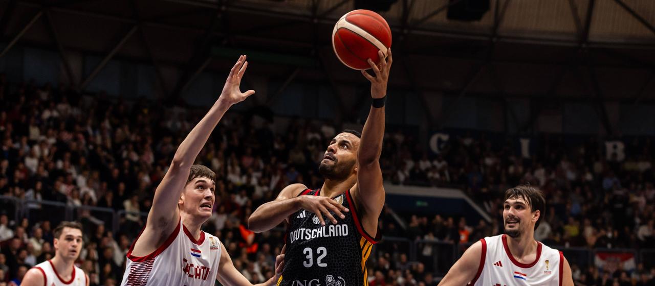 Deutschlands Johannes Thiemann (Nummer 32) zieht zum Korb der Kroaten