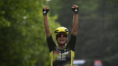 Vismas Marianne Vos fährt jubelnd über die Zielline
