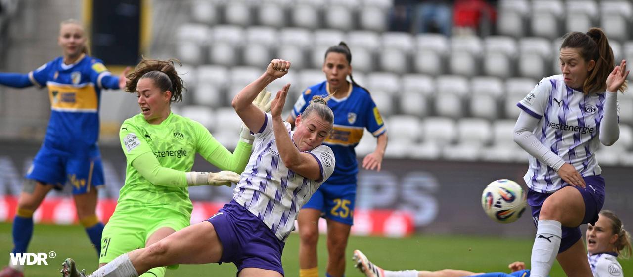 Die Essenerinnen Luisa Palmen, Ramona Maier, Paula Flach und Paulina Platner verteidigen leidenschaftlich eine Jenaer Ballaktion im Strafraum der SGS.