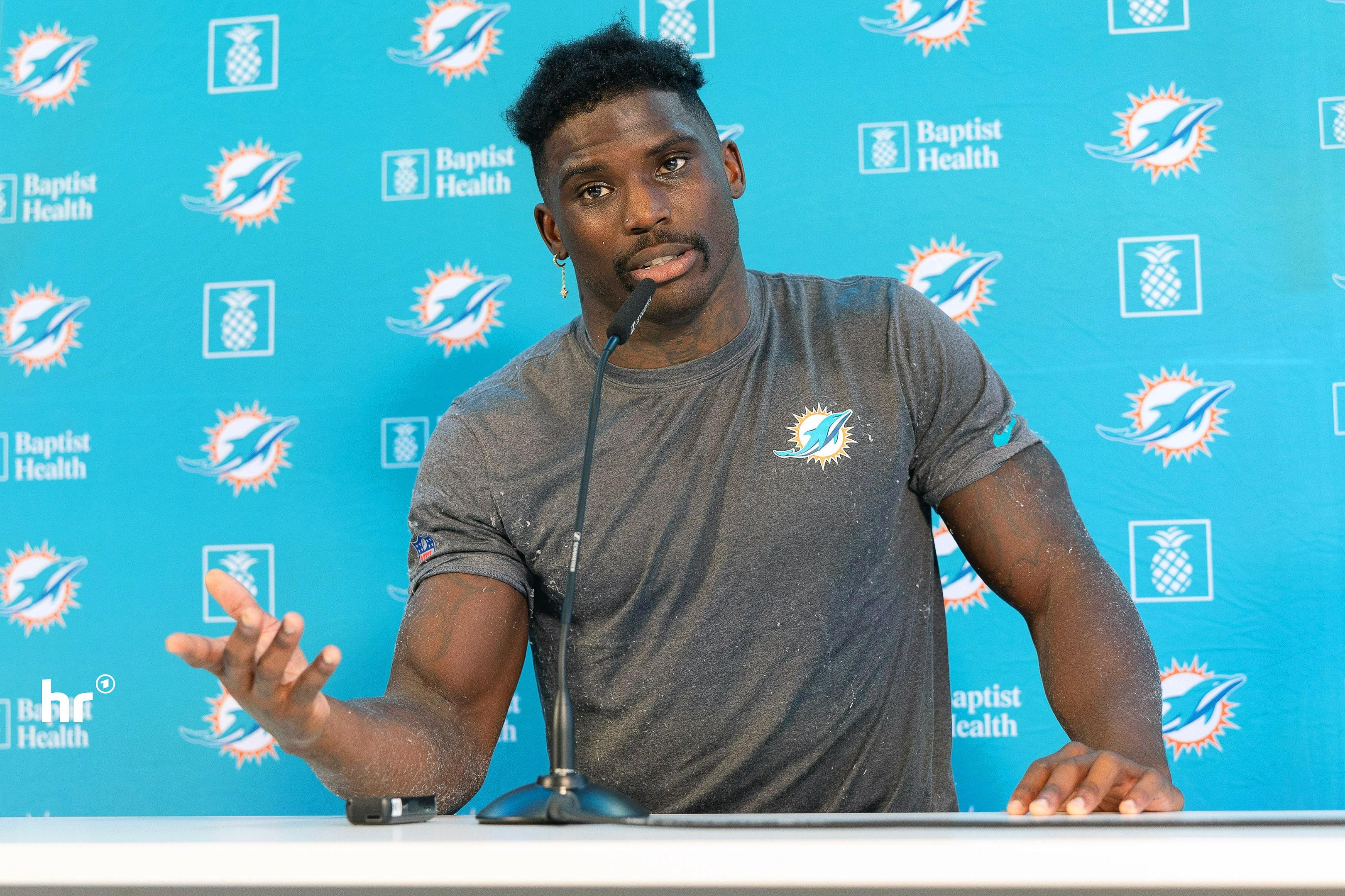 Tyreek Hill ist einer der besten Receiver der National Football League. | picture-alliance/dpa Tyreek Hill bei der Pressekonferenz in Frankfurt