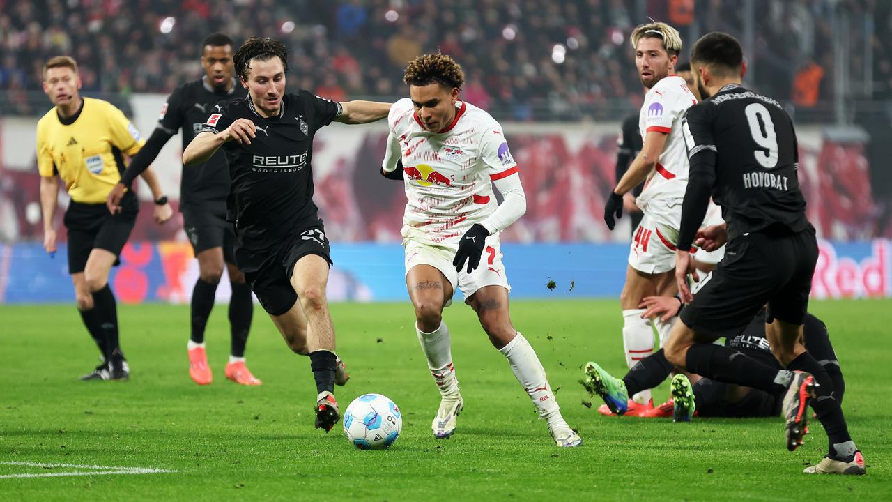Antonio Nusa von RB Leipzig dribbelt und wird von Gladbachs Rocco Reitz gestört | Maja Hitij/Getty Images