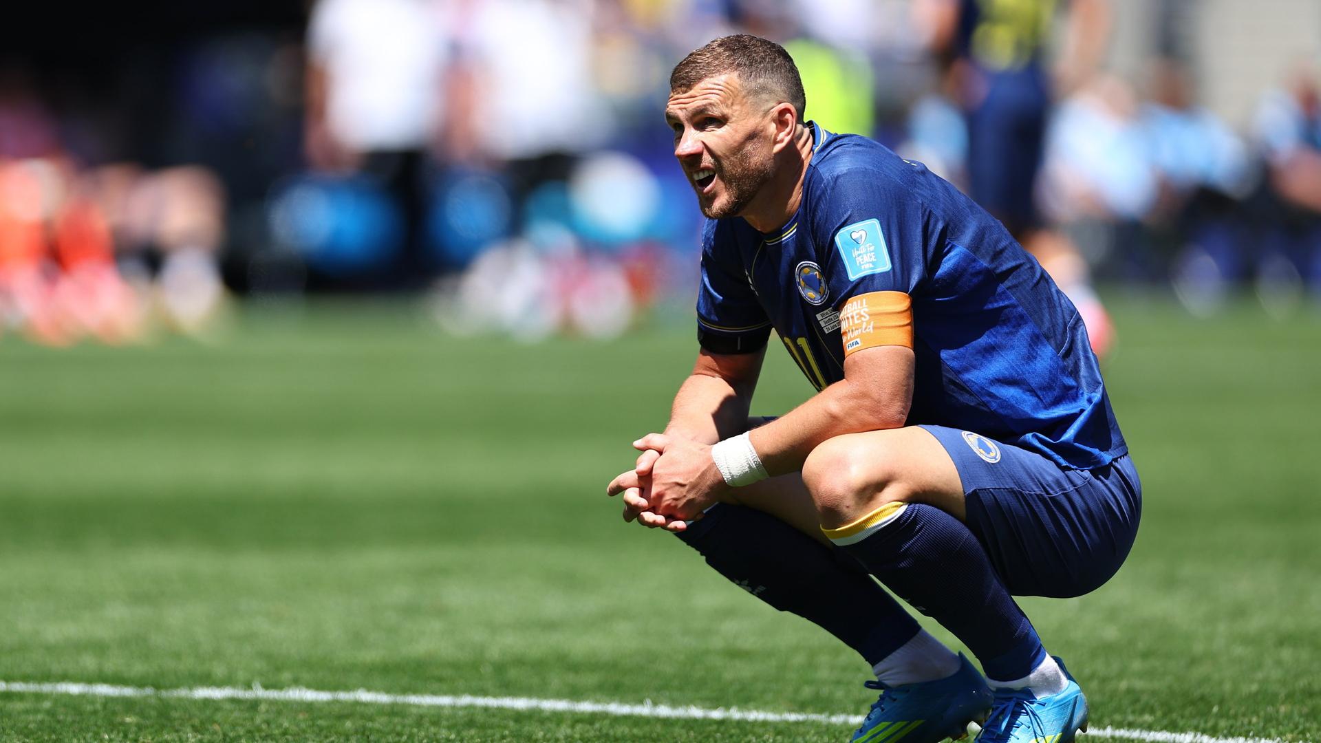 WM 2026: Bosniens Edin Dzeko verletzt ausgewechselt
