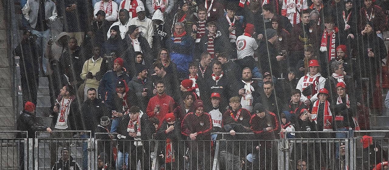 Der Kölner Fanblock beim Spiel gegen Leverkusen