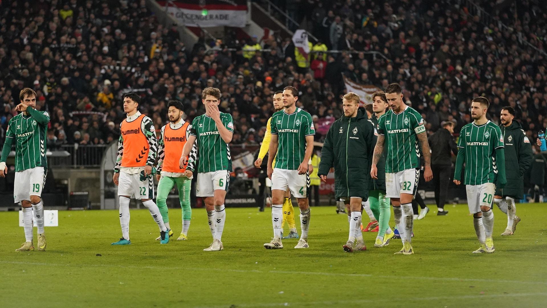 Die Fußball-Mannschaft von Werder Bremen geht nach der Niederlage gegen St. Pauli enttäuscht über den Rasen in Richtung der Bremer Fan-Tribüne. | Gumzmedia | Andreas Gumz