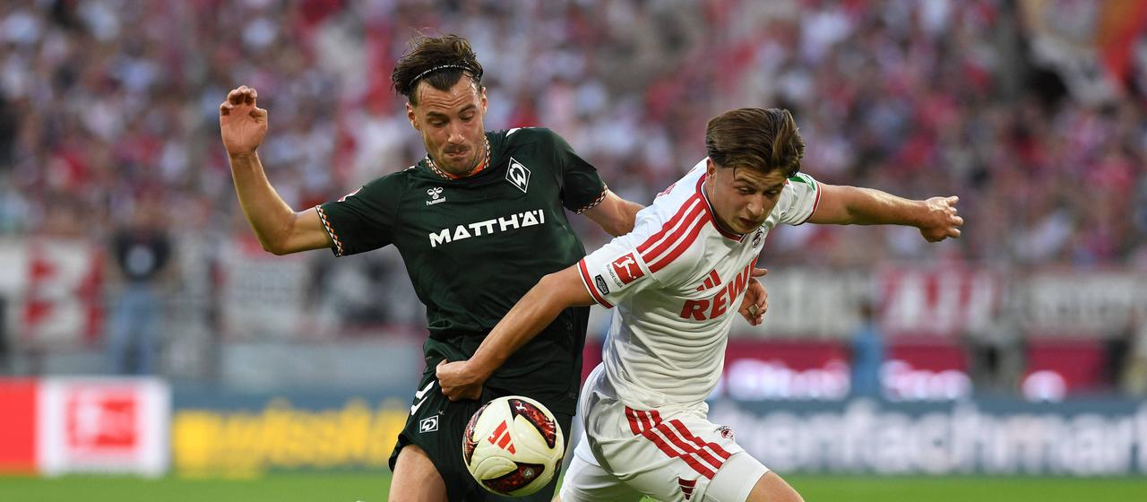Bremens Olivier Deman (l.) im Zweikampf mit Kölns Mikey Moore
