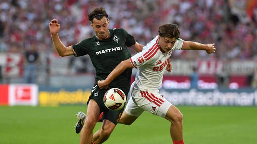 Bremens Olivier Deman (l.) im Zweikampf mit Kölns Mikey Moore