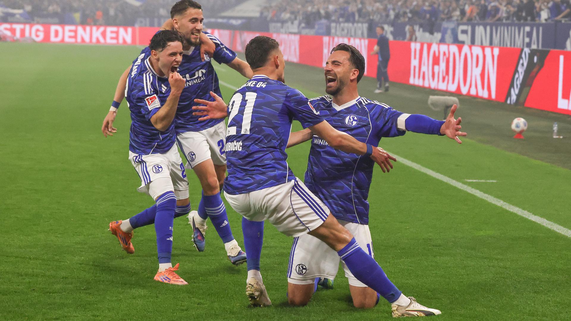 Schalke-Profi Kenan Karaman (r.) bejubelt mit Mitspieler sein Tor gegen Fortuna Düsseldorf | firo/Fromme