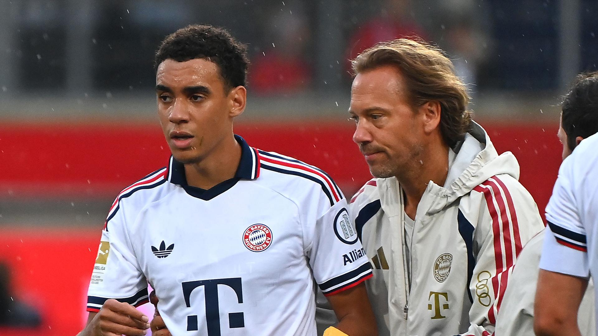 Bayerns Jamal Musiala (l.) bricht erneut zusammen  | ddp/Sven Simon