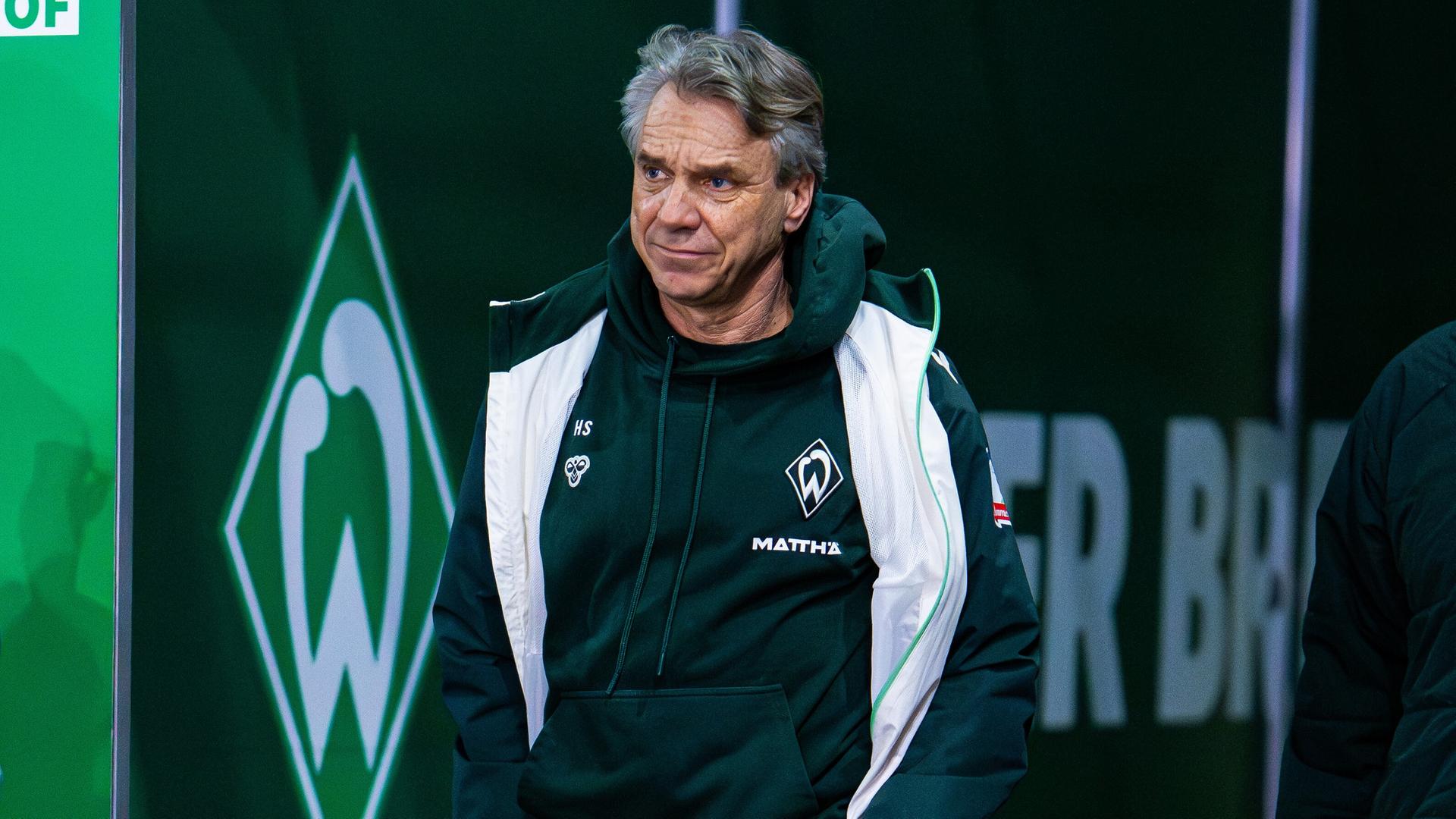 Horst Steffen lÃ¤uft durch den Spielertunnel des Weser-Stadions. | Imago | Noah Wedel