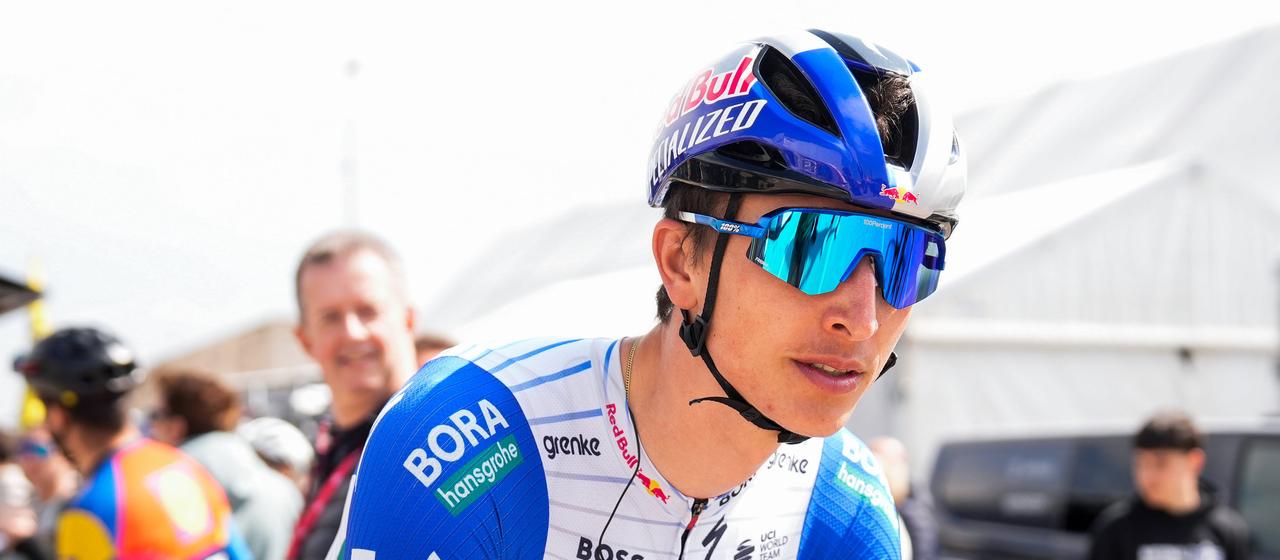  Florian Lipowitz vor Etappen-Beginn bei der Katalonien-Rundfahrt