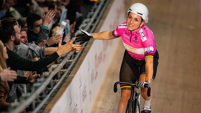 Emma Hinze klatscht beim Six Day Berlin mit Fans ab (Bild: Imago Images/frontalvision.com)