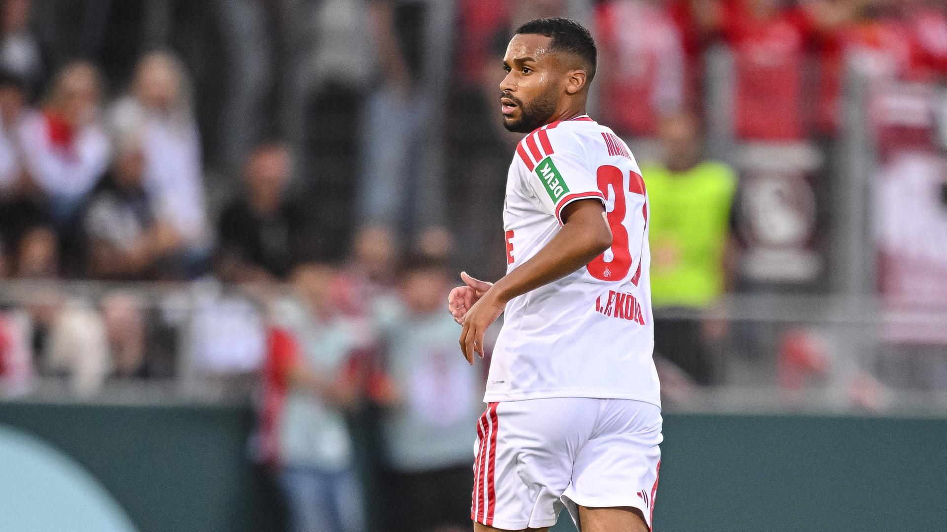 Linton Maina (1.FC Koeln) Schaut waehrend des DFB-Pokal  | IMAGO / DeFodi Images