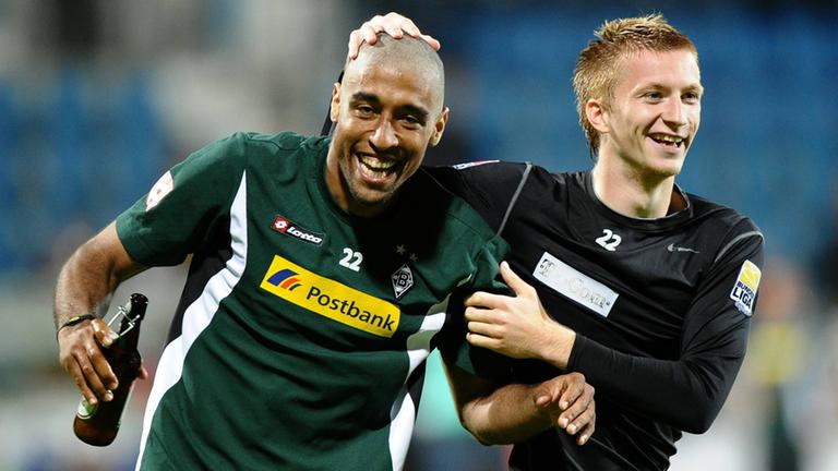 Dante (l.) und Marco Reus nach der Relegation 2011 | imago Dante (l.) und Marco Reus nach der Relegation 2011