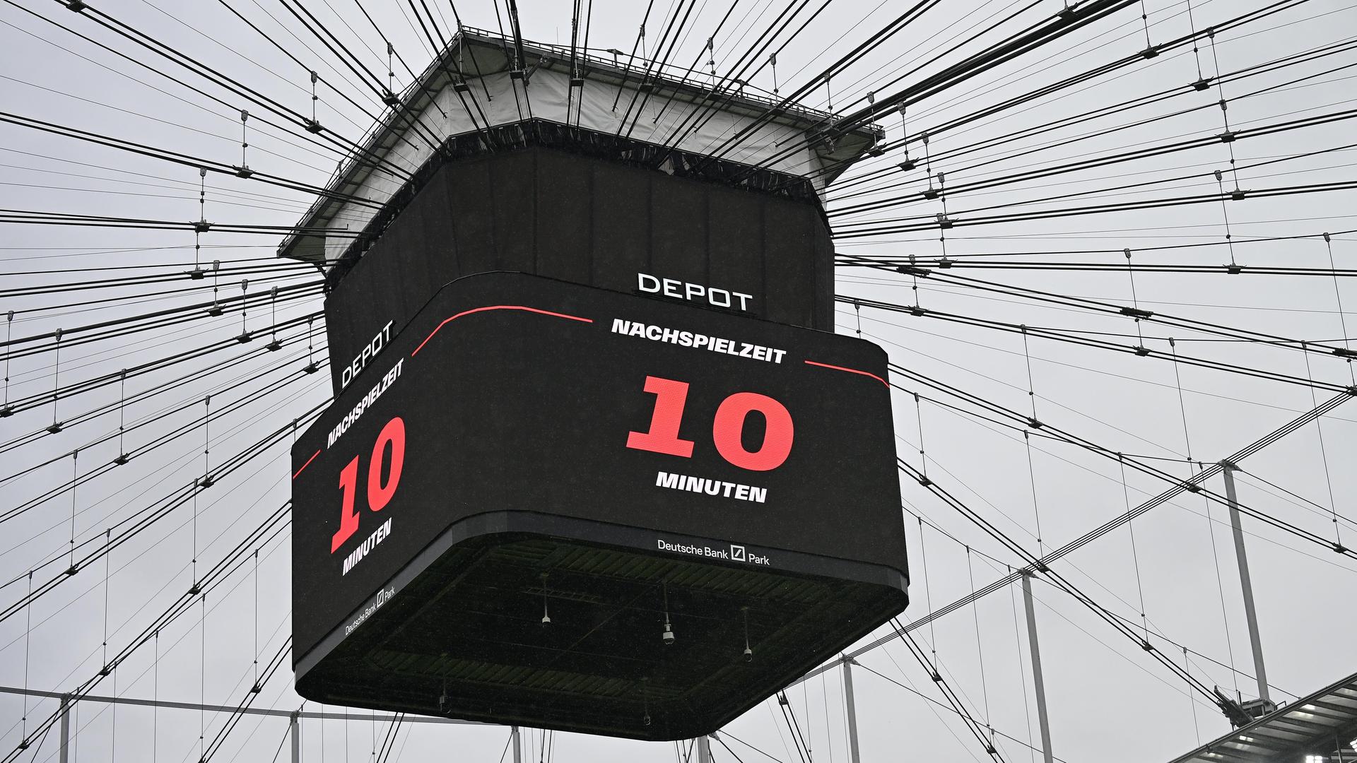 Im Stadion von Eintracht Frankfurt wird die Nachspielzeit angezeigt | ddp/Revierfoto